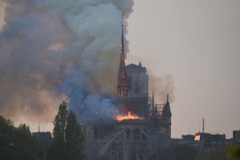 El fuego registrado en el interior de la catedral ha dejado una gran columna de humo que se ve desde diferentes puntos de la ciudad.