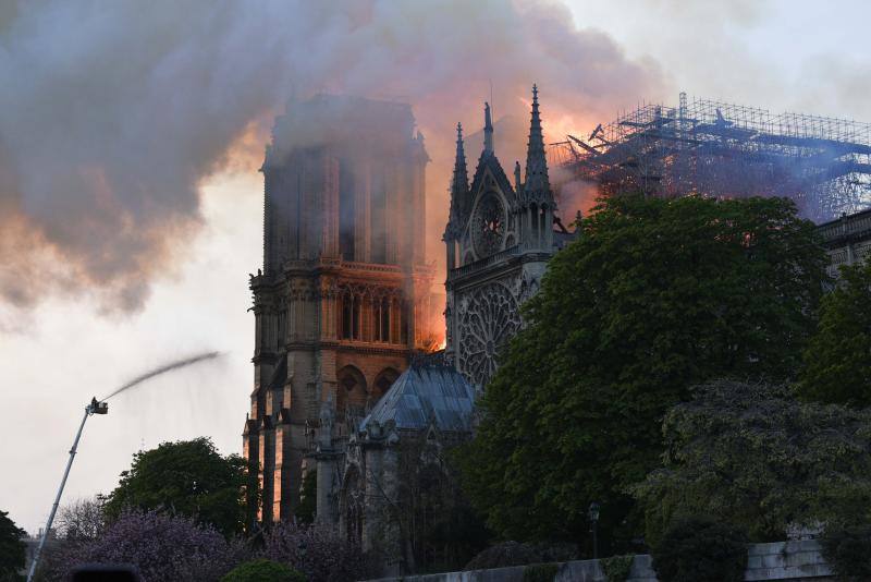 El fuego registrado en el interior de la catedral ha dejado una gran columna de humo que se ve desde diferentes puntos de la ciudad.