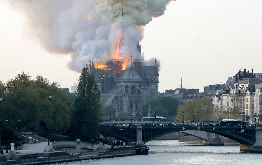 El fuego registrado en el interior de la catedral ha dejado una gran columna de humo que se ve desde diferentes puntos de la ciudad.