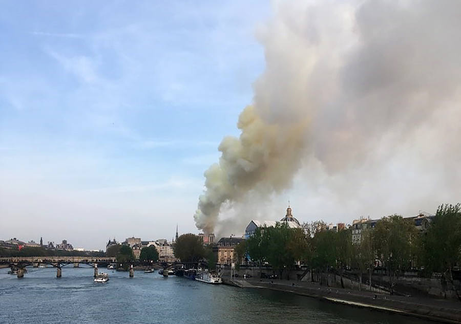 El fuego registrado en el interior de la catedral ha dejado una gran columna de humo que se ve desde diferentes puntos de la ciudad.