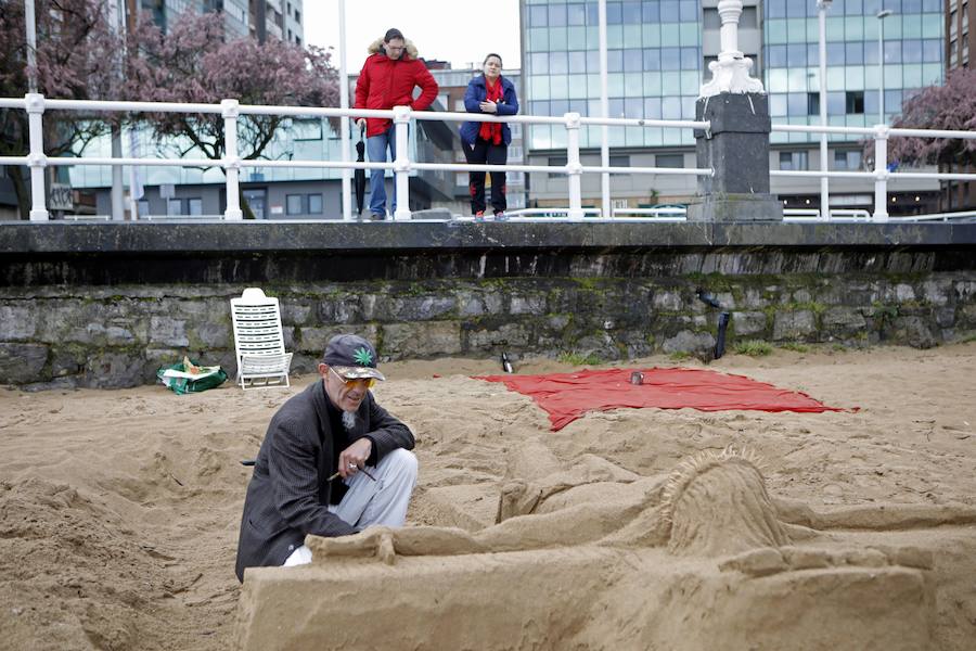 El lunes de Semana Santa ha arrancado gris y con chubascos en Gijón, una jornada poco apetecible para pasear y hacer turismo