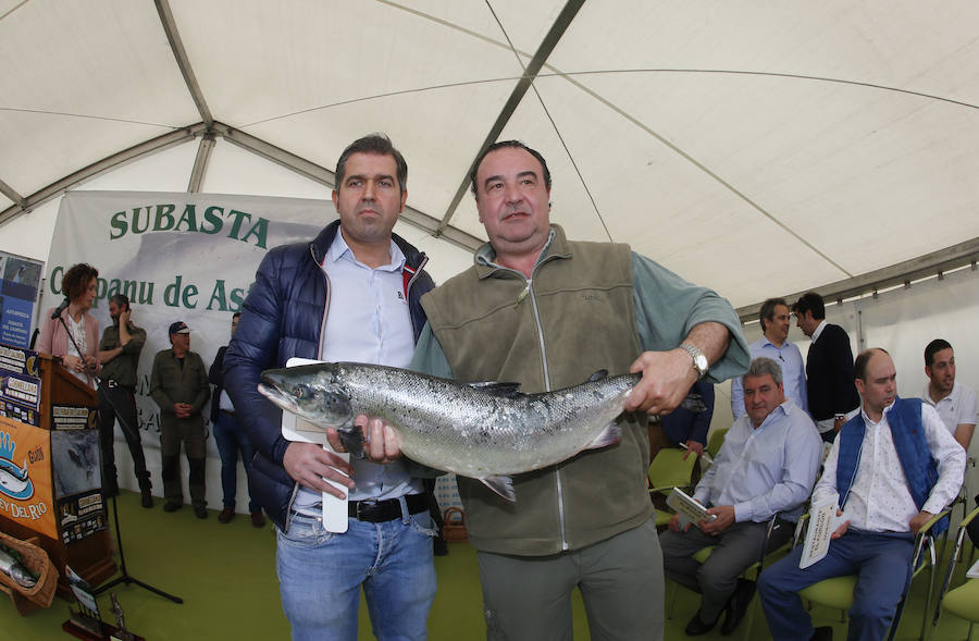 El pescador Fernando López muestra, junto al hostelero Diego Javita, el campanu de Asturias tras la puja