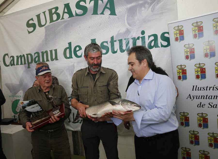 Manuel Fernández, junto a su padre Tomás, entrega el campanu del Narcea a Olegario García.