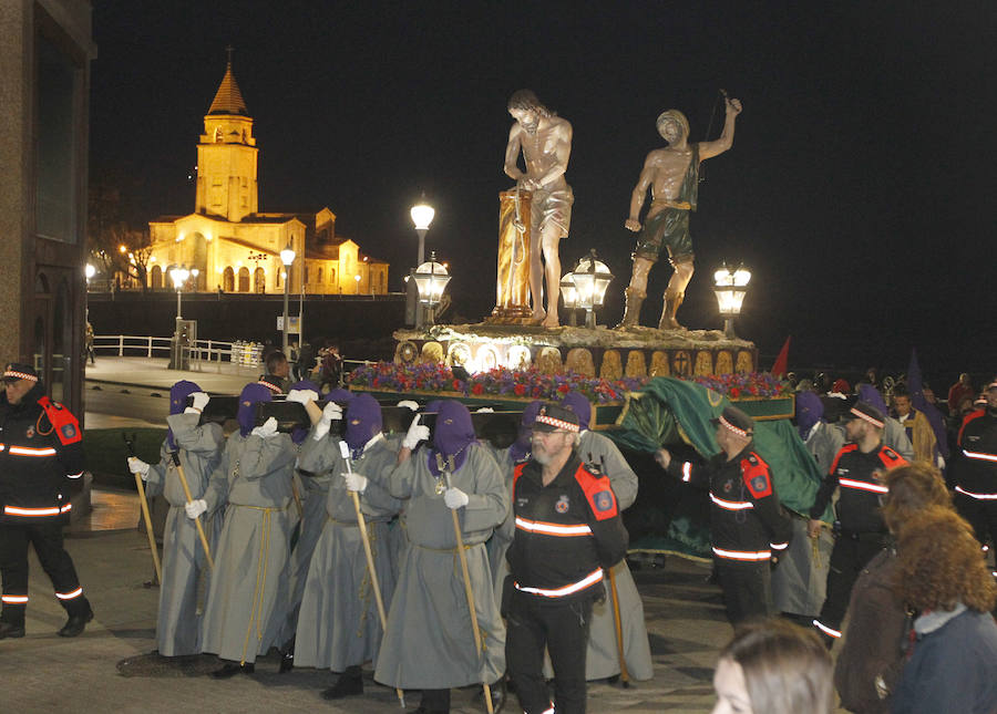 La procesión del Martes Santo congregó a numerosas personas en su recorrido