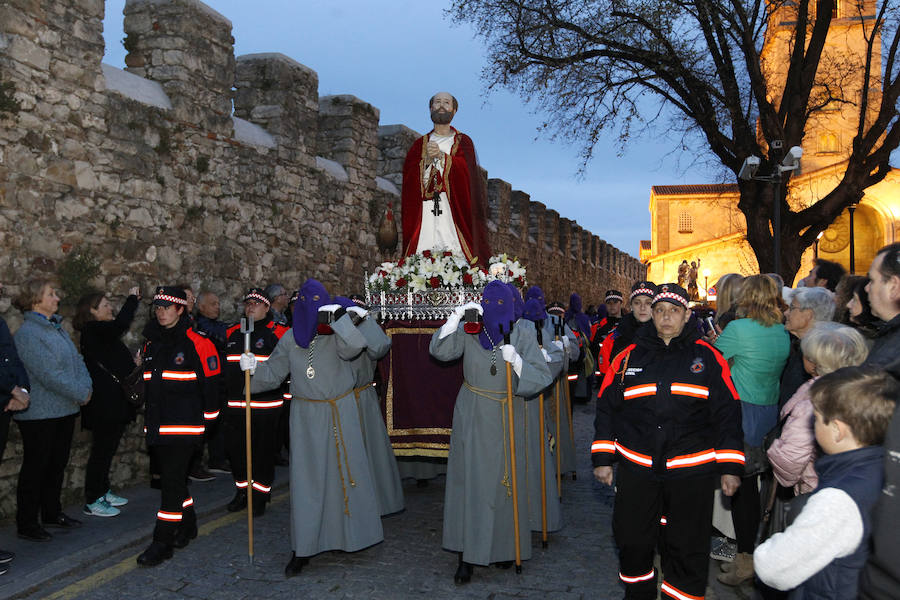 La procesión del Martes Santo congregó a numerosas personas en su recorrido