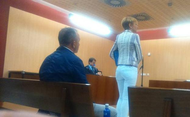 Juanele observa a su exmujer durante una declaración en el juzgado.