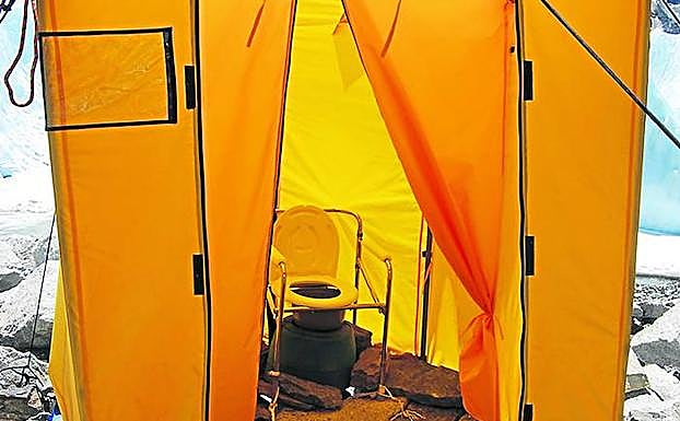 Retrete en el interior de una tienda de campaña instalada en el Everest. 