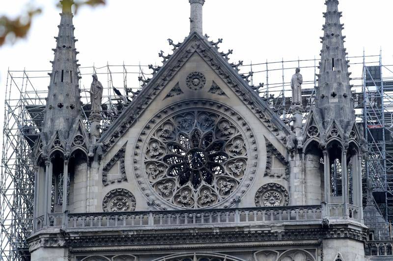 La Fiscalía de París ha informado de que se ha abierto una investigación del fuego que desde la tarde de este lunes destrozó la cubierta y la aguja del templo francés.