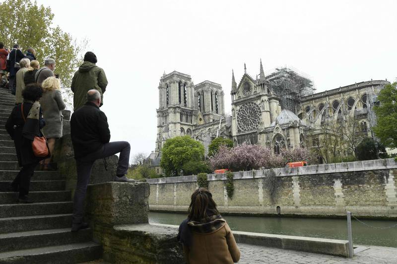 La Fiscalía de París ha informado de que se ha abierto una investigación del fuego que desde la tarde de este lunes destrozó la cubierta y la aguja del templo francés.