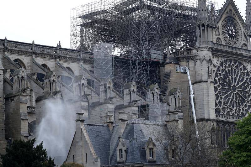 La Fiscalía de París ha informado de que se ha abierto una investigación del fuego que desde la tarde de este lunes destrozó la cubierta y la aguja del templo francés.