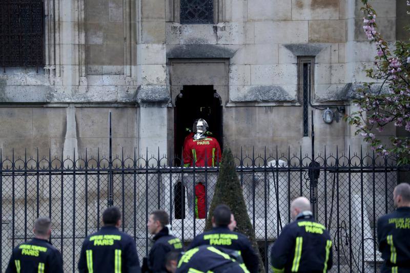 La Fiscalía de París ha informado de que se ha abierto una investigación del fuego que desde la tarde de este lunes destrozó la cubierta y la aguja del templo francés.