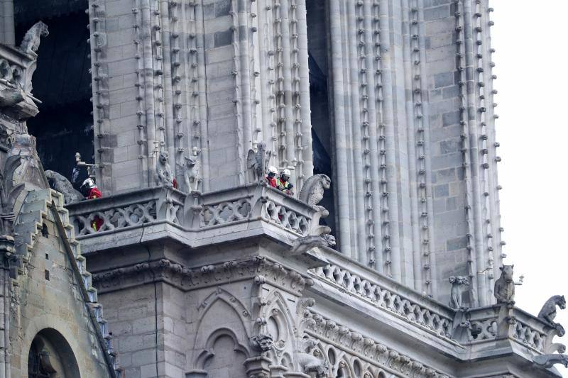 La Fiscalía de París ha informado de que se ha abierto una investigación del fuego que desde la tarde de este lunes destrozó la cubierta y la aguja del templo francés.