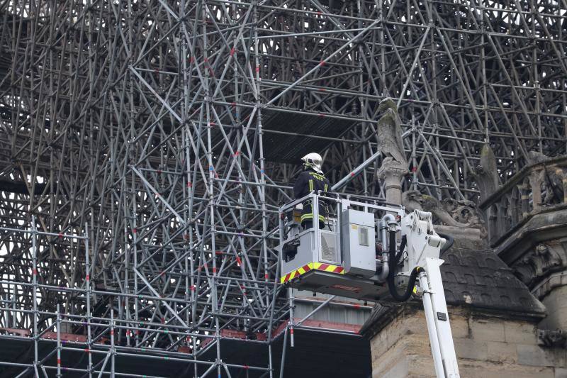 La Fiscalía de París ha informado de que se ha abierto una investigación del fuego que desde la tarde de este lunes destrozó la cubierta y la aguja del templo francés.