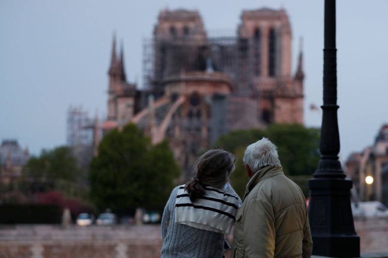 La Fiscalía de París ha informado de que se ha abierto una investigación del fuego que desde la tarde de este lunes destrozó la cubierta y la aguja del templo francés.