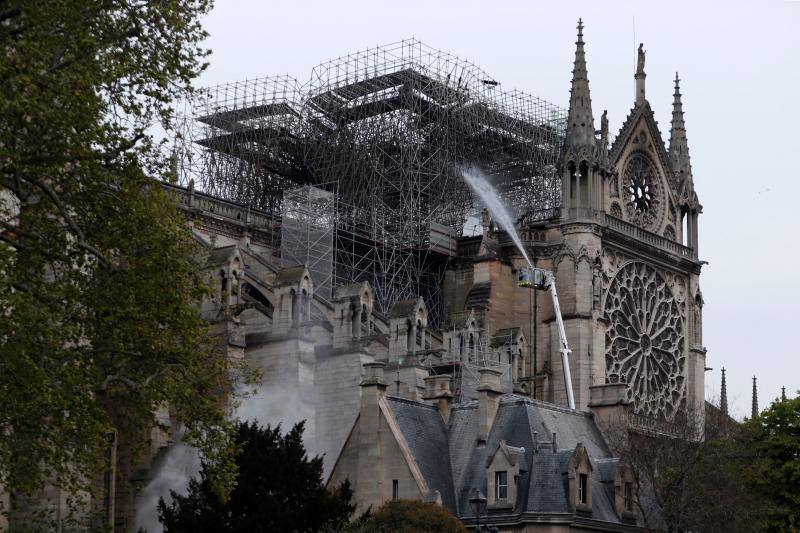 La Fiscalía de París ha informado de que se ha abierto una investigación del fuego que desde la tarde de este lunes destrozó la cubierta y la aguja del templo francés.