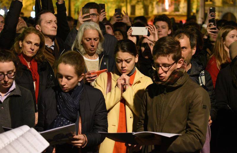 La Fiscalía de París ha informado de que se ha abierto una investigación del fuego que desde la tarde de este lunes destrozó la cubierta y la aguja del templo francés.