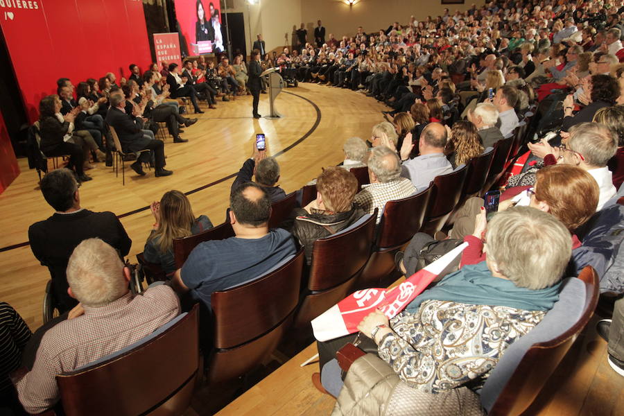 Tras visitar el casco antiguo de Oviedo junto a la vicesecretaria del PSOE, Adriana Lastra, el líder de la Federación Socialista Asturiana, Adrián Barbón, y el alcalde de la capital asturiana, Wenceslao López, la vicepresidenta del Gobierno ha participado en un mitin en el auditorio Príncipe Felipe ante unas 400 personas.