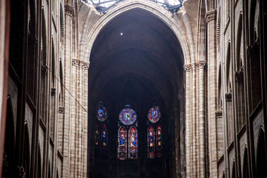 Este es el aspecto derruido y devastado del interior de la catedral Notre Dame de París tras el incendio