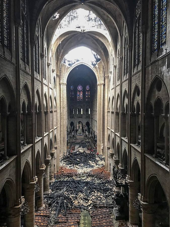 Este es el aspecto derruido y devastado del interior de la catedral Notre Dame de París tras el incendio