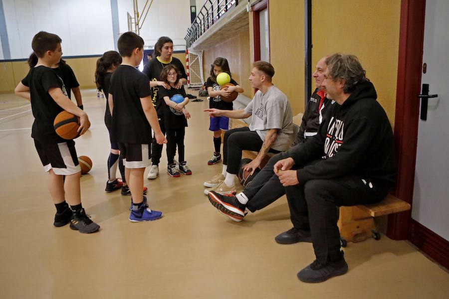  Parte de la plantilla del equipo gijonés de LEB Plata, con Osayande, Martyce, Prinsloo y Djordjevic a la cabeza, acudió al pabellón de Perchera para participar en una sesión con los jóvenes. El campus finalizó con éxito de participación al cubrir las setenta plazas disponibles para esta segunda edición