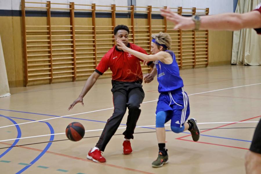  Parte de la plantilla del equipo gijonés de LEB Plata, con Osayande, Martyce, Prinsloo y Djordjevic a la cabeza, acudió al pabellón de Perchera para participar en una sesión con los jóvenes. El campus finalizó con éxito de participación al cubrir las setenta plazas disponibles para esta segunda edición