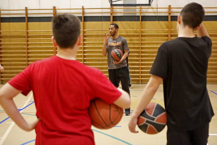  Parte de la plantilla del equipo gijonés de LEB Plata, con Osayande, Martyce, Prinsloo y Djordjevic a la cabeza, acudió al pabellón de Perchera para participar en una sesión con los jóvenes. El campus finalizó con éxito de participación al cubrir las setenta plazas disponibles para esta segunda edición