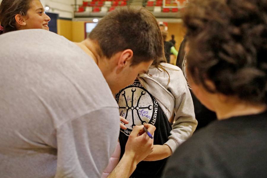  Parte de la plantilla del equipo gijonés de LEB Plata, con Osayande, Martyce, Prinsloo y Djordjevic a la cabeza, acudió al pabellón de Perchera para participar en una sesión con los jóvenes. El campus finalizó con éxito de participación al cubrir las setenta plazas disponibles para esta segunda edición