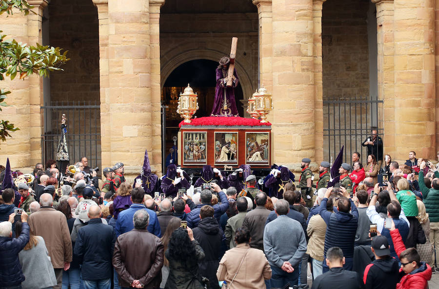 La imagen de El Nazareno junto a La Dolorosa en la plaza del Ayuntamiento fue uno de los momentos más especiales del recorrido.