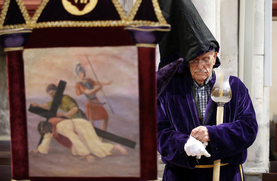 La imagen de El Nazareno junto a La Dolorosa en la plaza del Ayuntamiento fue uno de los momentos más especiales del recorrido.