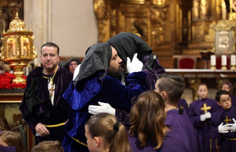 La imagen de El Nazareno junto a La Dolorosa en la plaza del Ayuntamiento fue uno de los momentos más especiales del recorrido.