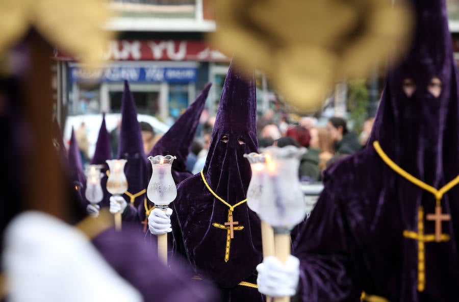 La imagen de El Nazareno junto a La Dolorosa en la plaza del Ayuntamiento fue uno de los momentos más especiales del recorrido.