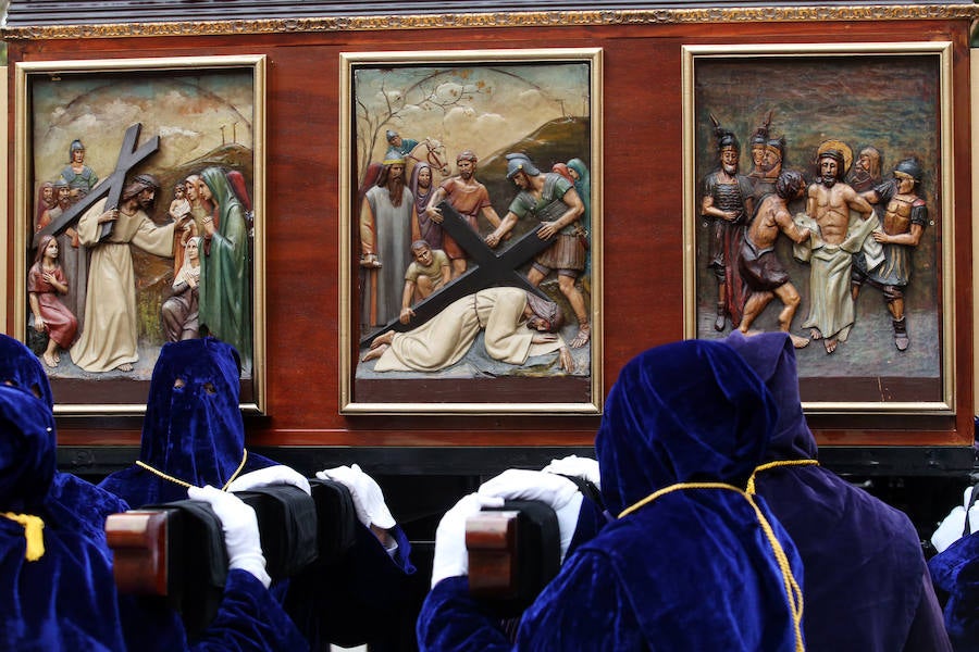 La imagen de El Nazareno junto a La Dolorosa en la plaza del Ayuntamiento fue uno de los momentos más especiales del recorrido.