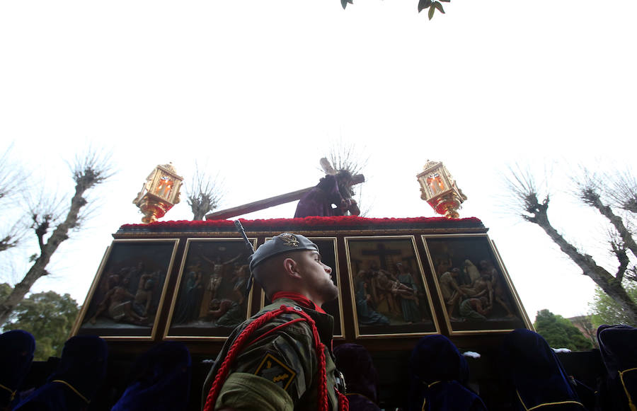 La imagen de El Nazareno junto a La Dolorosa en la plaza del Ayuntamiento fue uno de los momentos más especiales del recorrido.