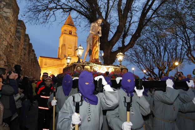 El Flagelado, a hombros de los cofrades de la Hermandad de la Santa Vera Cruz a su paso por el Campo Valdés, con la iglesia de San Pedro a sus espaldas. 