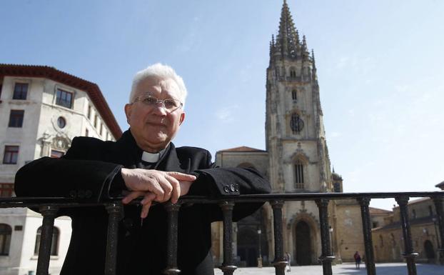 El deán de la Catedral, Benito Gallego, ante la torre gótica. 