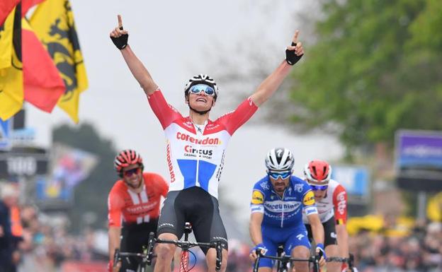 Mathieu Van der Poel celebra su victoria. 