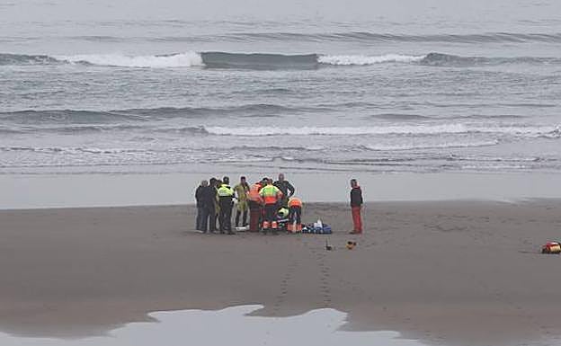 Los servicios de emergencias intentan reanimar al bañista. 