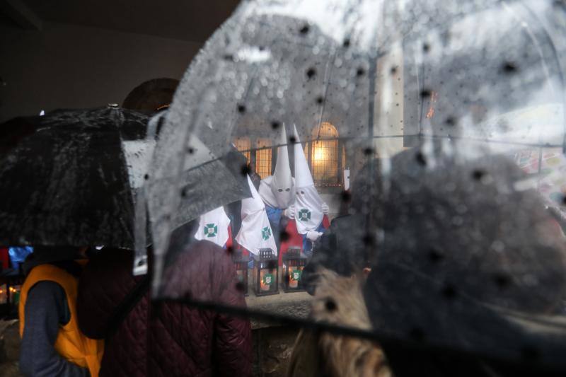 El beso de Judas logró procesionar, pero la incesante lluvia de la tarde impidió los Sanjuaninos cumplir con el Silencio