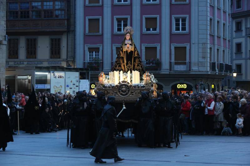 Una abarrotada Plaza de España siguió la procesión del Santo Encuentro en Avilés