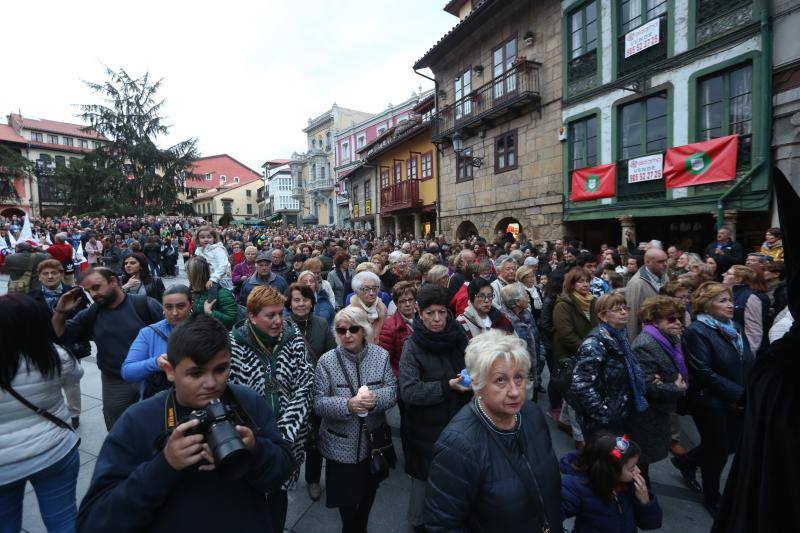 Una abarrotada Plaza de España siguió la procesión del Santo Encuentro en Avilés