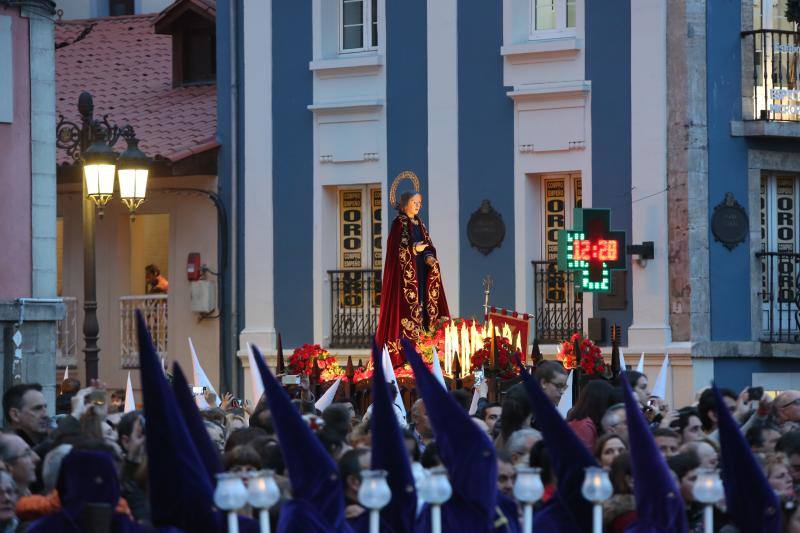 Una abarrotada Plaza de España siguió la procesión del Santo Encuentro en Avilés