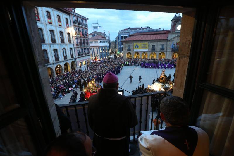 Una abarrotada Plaza de España siguió la procesión del Santo Encuentro en Avilés