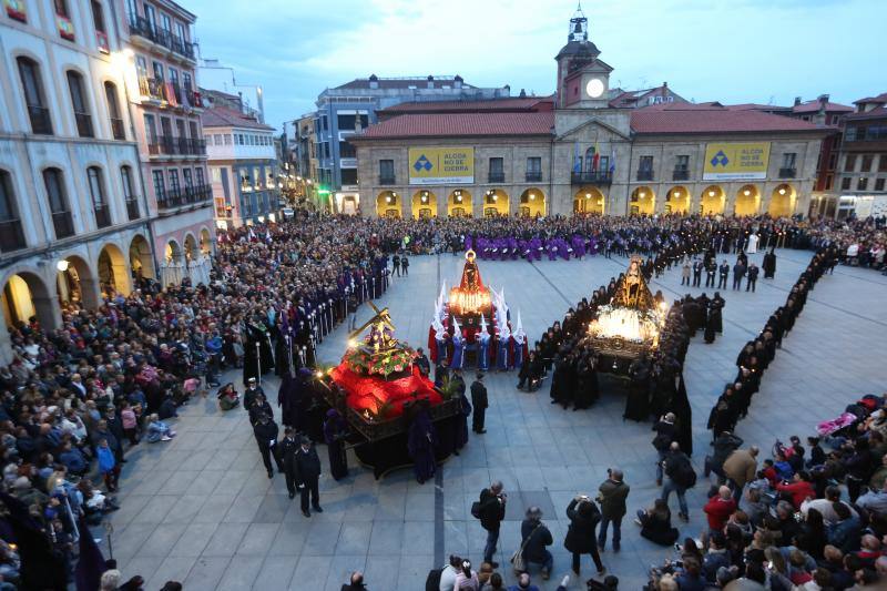 Una abarrotada Plaza de España siguió la procesión del Santo Encuentro en Avilés