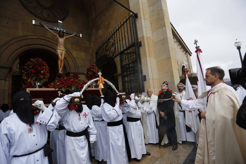 Imagen. El mal tiempo frena la salida del Vía Crucis