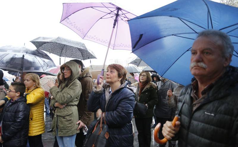 Decenas de devotos siguieron la celebración de las catorce estaciones a cubierto