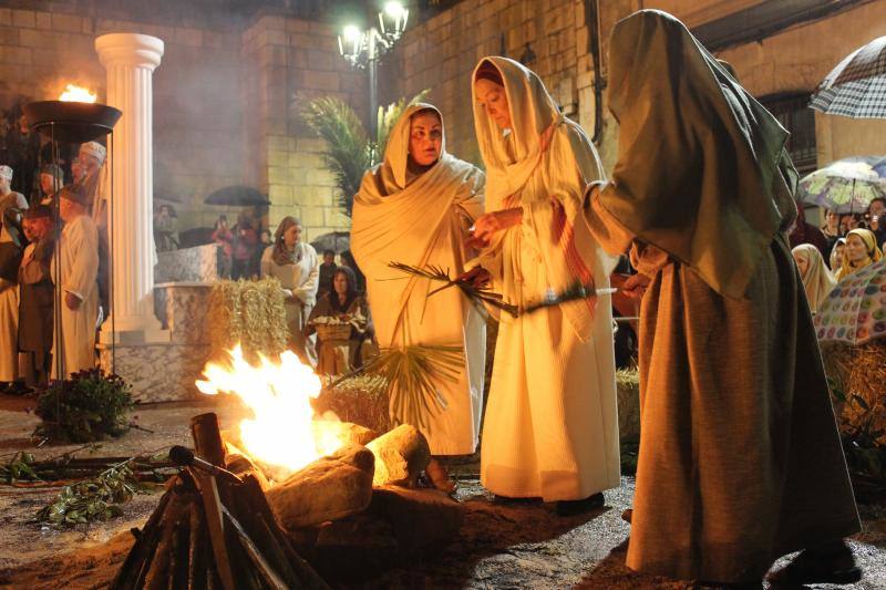 Cientos de fieles presenciaron las últimas horas de Jesús en el Vía Crucis de Infiesto