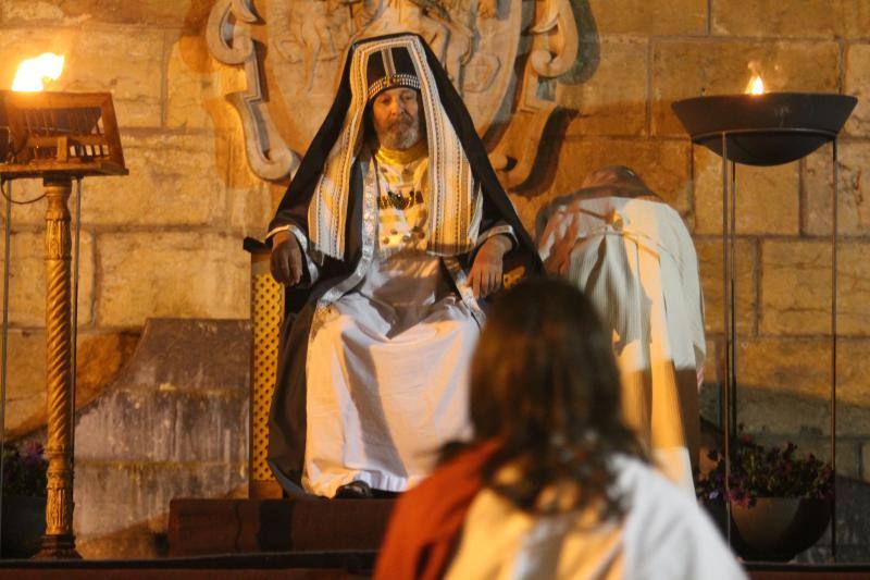 Cientos de fieles presenciaron las últimas horas de Jesús en el Vía Crucis de Infiesto