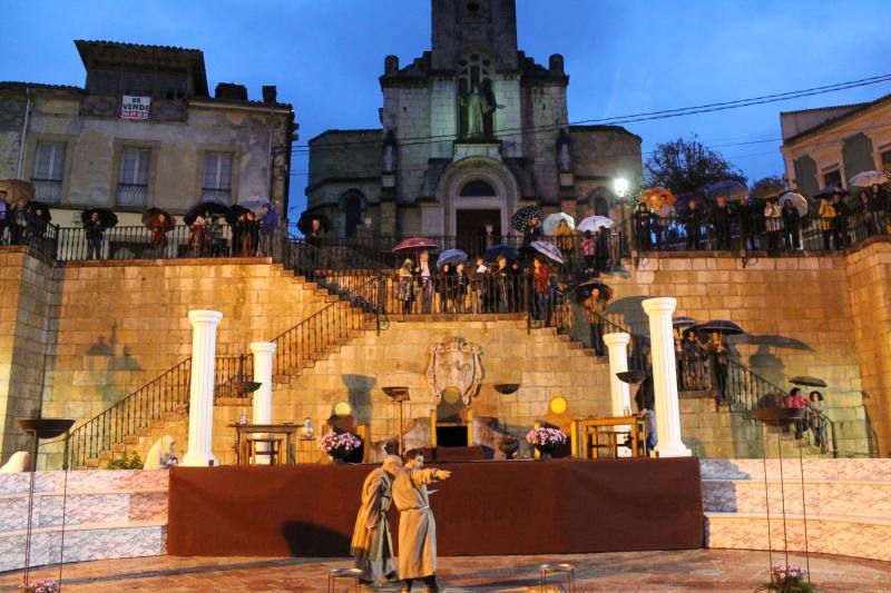 Cientos de fieles presenciaron las últimas horas de Jesús en el Vía Crucis de Infiesto