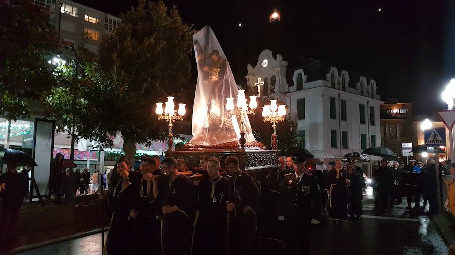 Imagen. El Nazareno sale pese al agua en Luarca