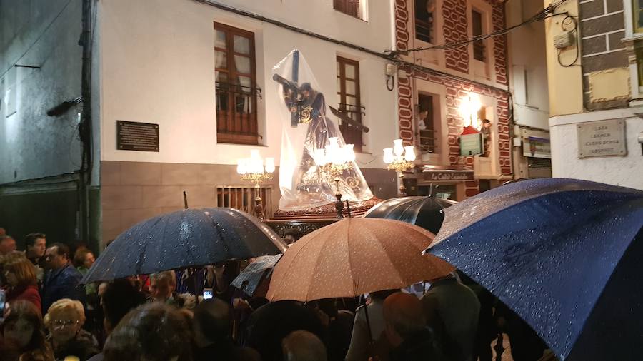 Miles de personas acompañaron eN Luarca a la imagen hasta La Atalaya